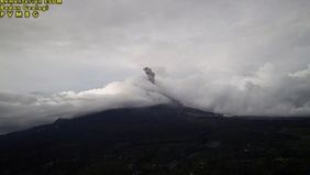 Aktivitas vulkanik Gunung Semeru yang terletak di wilayah perbatasan Kabupaten Lumajang dan Malang, Jawa Timur kembali meningkat. Gunung tertinggi di Pulau Jawa tersebut mengalami erupsi pada Jumat sore dengan tinggi kolom letusan mencapai 900 meter.
