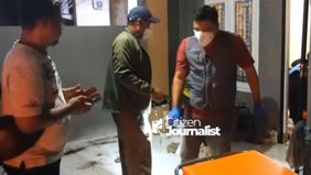 Korban diketahui bernama Selviana, perempuan berusia 47 tahun, yang ditemukan dalam kondisi meninggal dunia dan tubuhnya telah membusuk di dalam kamar rumahnya. Sementara itu, Sim Kwie Sioe, ibu korban yang berusia 83 tahun, ditemukan masih hidup nam