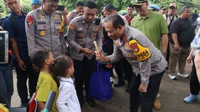 Patroli menggunakan skuter dilakukan polisi di kawasan itu.