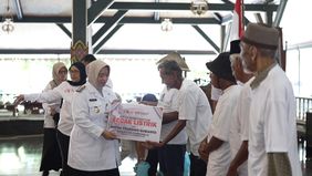  Muhamad Solihin, penarik becak lansia lainnya, bahkan mendoakan Presiden Prabowo agar kembali terpilih pada pemilihan presiden mendatang. Menurutnya, Prabowo begitu peduli terhadap rakyat kecil seperti dirinya.
