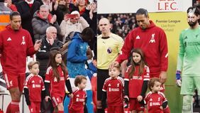 Kapten Liverpool, Virgil van Dijk berjalan menuju lapangan sambil menggandeng dua putra mendiang Diogo Jota, Dinis dan Duarte dalam laga Liverpool kontra Wolverhampton Wanderers di Stadion Anfield, Sabtu, 27 Desember pukul 22.00 WIB