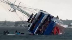 Sebuah kapal pinisi bernama Sharandy of The Seas tenggelam saat berlabuh di moring Pelabuhan Serangan, Kecamatan Denpasar Selatan, Kota Denpasar, pada Sabtu, 27 Desember 2025.