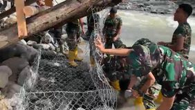 Pembangunan jembatan darurat di Nagari Malalak Selatan, Kecamatan Malalak, Kabupaten Agam, Sumatera Barat terus dikebut. Anggota TNI, Polri, dan masyarakat sekitar kini tengah berjibaku melakukan pengecoran dasar jembatan.