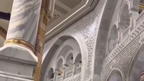 Insiden terjadi di kawasan Masjidil Haram, Makkah, Arab Saudi, ketika seorang pria nekat melompat dari lantai atas masjid. 