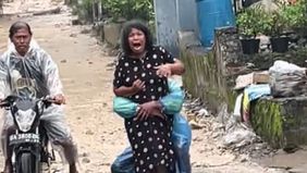 Sebuah momen haru sekaligus menyentuh hati terekam saat seorang anak dengan penuh keteguhan menggendong ibunya yang sudah lanjut usia demi menyelamatkan diri dari banjir bandang susulan.