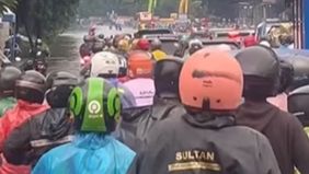 Banjir melanda Jalan D.I. Panjaitan, Cawang, Jakarta Timur, pada Minggu sore, 28 Desember 2025.