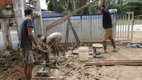 Suara gemericik air yang keluar dari pompa sumur bor di Pondok Bersalin Desa (Polindes) Meunasah Paya, Kecamatan Manyak Payed, Aceh Tamiang itu bukan sekadar suara biasa. Itu adalah suara kemenangan bagi warga di sana.