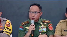 Panglima TNI Jenderal TNI Agus Subiyanto merespons insiden pengibaran kain umbul-umbul yang menyerupai bendera Gerakan Aceh Merdeka (GAM) saat pembubaran aksi di Kota Lhokseumawe, Aceh, yang sempat menimbulkan ketegangan.