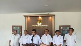 Universitas Islam Makassar (UIM) mengambil tindakan tegas dengan memberhentikan seorang dosen setelah video yang memperlihatkan aksi tidak terpuji berupa meludahi karyawan toko swalayan di Makassar beredar luas di media sosial.