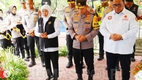 Pertama terima kasih beberapa waktu lalu Ibu Marsini (Kakak kandung Marsinah) mengundang saya untuk hadir ke Nganjuk. Alhamdulillah hari ini kami bisa hadir. Tadi kita berziarah ke makam Almarhum, kemudian sempat menengok rumah masa kecil beliau, kat