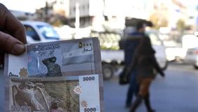 Bank Sentral Suriah pada Minggu, 28 Desember 2025, menerbitkan pedoman rinci terkait peluncuran mata uang nasional baru, sekaligus mengonfirmasi rencana penghapusan dua angka nol dari mata uang pound Suriah sebagai bagian dari reformasi moneter besar