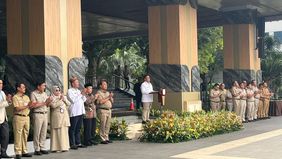 Pemerintah Provinsi (Pemprov) DKI Jakarta kembali menyerahkan program bantuan pemutihan ijazah tahun 2025 Tahap V di halaman Balai Kota DKI Jakarta, Selasa (30/12). 