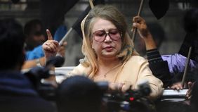 Mantan Perdana Menteri Bangladesh Khaleda Zia meninggal dunia pada usia 80 tahun setelah lama berjuang melawan berbagai penyakit. Kabar duka tersebut diumumkan Partai Nasional Bangladesh (Bangladesh Nationalist Party/BNP) pada Selasa, 30 Desember 202