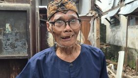 Diding Boneng ceritakan kronologi saat rumahnya roboh karena diguyur hujan dan kondisi rumah sudah lapuk.