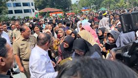 Gubernur DKI Jakarta, Pramono Anung menyerahkan pemutihan ijazah tahap kelima kepada 2.753 siswa dalam acara yang digelar di halaman Balai Kota DKI Jakarta, Selasa, 30 Desember 2025.