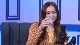 Viral kembali video 3 tahun lalu, saat Aura Kasih teguk miras di podcast bareng Boris Bokir.