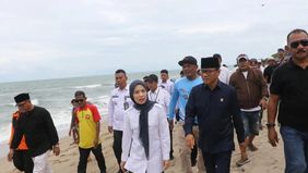Menteri Desa dan Pembangunan Daerah Tertinggal (Mendes PDT) Yandri Susanto melakukan peninjauan langsung ke kawasan wisata Pantai Anyer dan Cinangka di Kabupaten Serang, Banten, guna memastikan aspek keamanan serta kenyamanan masyarakat.