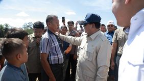 Presiden RI Prabowo Subianto meninjau Posko Kesehatan Kodam I/Bukit Barisan di Desa Batu Hula, Kecamatan Batang Toru, Kabupaten Tapanuli Selatan, Sumatera Utara, Rabu, usai meninjau pembangunan jembatan bailey Sungai Garoga, Rabu 31 Desember 2025.