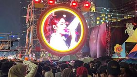 Penyanyi solo Marion Jola tampil menghibur warga yang memadati kawasan Bundaran Hotel Indonesia (HI), Jakarta Pusat, dalam rangka menyemarakkan malam pergantian Tahun Baru 2026.