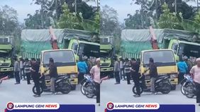  Telah terjadi kecelakaan di Jalan Lintas Sumatera tepatnya dekat pintu masuk Pantai Sebalang, Lampung Selatan, Rabu (31/12). Berdasarkan video yang diterima Lampung Geh, kecelakaan itu melibatkan dua unit truk fuso. Terlihat petugas kepolisian telah