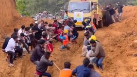 Gotong royong menjadi kunci untuk keluar dari berbagai persoalan. Hal inilah yang dilakukan puluhan warga Kampung Arul Badak, Kecamatan Pegasing, Aceh Tengah, saat bahu-membahu menarik truk PLN yang kesulitan melintasi jalan terjal dan berlumpur.