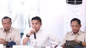 Sekretaris Kabinet Teddy Indra Wijaya membuka rapat terbatas yang dipimpin Presiden Prabowo Subianto untuk membahas pembangunan 600 unit hunian sementara bagi masyarakat terdampak banjir di Kabupaten Aceh Tamiang, Provinsi Aceh, pada Kamis, 1 Januari