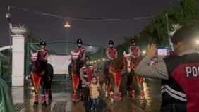 Kehadiran satuan Polisi Satwa (Polsatwa) berkuda Polri menarik perhatian masyarakat yang memadati kawasan Monumen Nasional (Monas) pada malam pergantian Tahun Baru, Rabu, 31 Desember 2025.