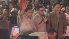 Presiden Prabowo Subianto menghabiskan malam pergantian tahun dengan bernyanyi lagu nasional bersama para pengungsi di Posko Batu Hula, Batang Toru, Kabupaten Tapanuli Selatan, Sumatera Utara, Rabu, 31 Desember 2025, untuk menyambut datangnya Tahun B