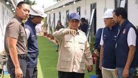 Presiden Prabowo Subianto meninjau struktur dan fasilitas hunian yang dibangun oleh BPI Danantara, bernama Rumah Hunian Danantara, di Kebun Tj Seumantoh, Karang Baru, Aceh Tamiang, Aceh, Kamis, 1 Januari 2026.