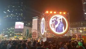 Warga memadati kawasan Bundaran Hotel Indonesia (HI), Jakarta Pusat, untuk menyambut malam Tahun Baru 2026 dalam perayaan bertema "From Jakarta With Love", Rabu, 31 Desember 2025. Meski diguyur hujan, antusiasme masyarakat tetap tinggi mengikuti rang