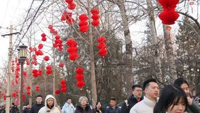 Tahun baru biasanya dirayakan dengan gemerlap kembang api, keriuhan suara terompet, hingga sajian hidangan enak yang dinikmati bersama orang terkasih.