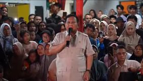 Prabowo Subianto mengajak masyarakat menyongsong tahun 2026 dengan penuh semangat dan optimisme saat merayakan malam Tahun Baru bersama warga pengungsi di Batuhula, Tapanuli Selatan, Kamis, 1 Desember 2025.