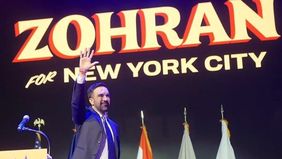 Zohran Mamdani resmi menjadi Wali Kota New York City pertama yang berasal dari kalangan Muslim dan keturunan Asia Selatan setelah dilantik pada Rabu malam, 31 Desember 2025, menjelang Tahun Baru 2026.