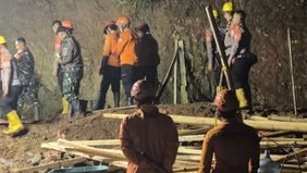 Badan Nasional Pencarian dan Pertolongan (Basarnas) memastikan sebanyak empat orang meninggal dunia dalam peristiwa longsor akibat kecelakaan kerja yang terjadi di Desa Cisempur, Kecamatan Jatinangor, Kabupaten Sumedang.