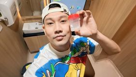 Denny Sumargo terlihat memamerkan potretnya usai panen sperma guna melakukan proses bayi tabung anak kedua.