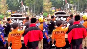 Kecelakaan lalu lintas terjadi di jalur ekstrem Cangar-Pacet, Kabupaten Mojokerto, Kamis, 1 Januari 2026 sore. Minibus Isuzu Elf yang mengangkut rombongan wisatawan asal Surabaya terguling akibat rem blong, setelah sebelumnya menabrak tiang listrik.