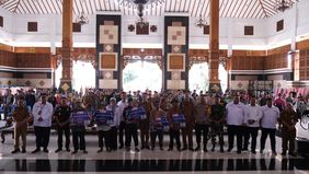 Para penarik becak lanjut usia di Kabupaten Tuban, Jawa Timur, bersuka cita setelah menerima bantuan becak listrik dari Presiden Prabowo Subianto. Mereka pun menyampaikan terima kasih sekaligus mendoakan agar Prabowo selalu diberi kesehatan dan kesuk