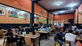 Perlahan namun pasti, semangat kebangkitan ekonomi masyarakat Aceh Tamiang, Aceh, mulai kembali bergerak usai banjir besar yang melanda sebulan lalu. Salah satunya Ibu Arnis, pemilik Rumah Makan Salero Awak, yang kini mulai berjualan kembali setelah 