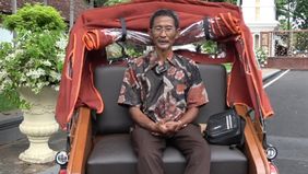 Penerima becak listrik di Tuban turut berdoa untuk presiden Prabowo agar bisa membuat seluruh rakyatnya tersenyum.