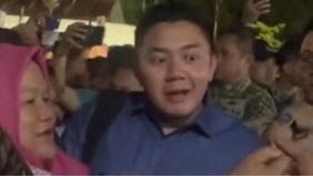 Sebuah momen unik dan mengundang senyum mendadak viral di media sosial. Peristiwa ini terjadi saat kunjungan Presiden Prabowo Subianto ke Sumatera Utara, tepatnya di sela kegiatan perayaan malam Tahun Baru bersama warga terdampak bencana.