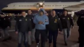 Kedatangan Presiden Venezuela Nicol&aacute;s Maduro di Amerika Serikat dirilis pada Sabtu, 3 Januari 2026. Pada Rekaman yang beredar memperlihatkan Maduro dalam kondisi diborgol dan dikawal pejabat Amerika Serikat saat turun dari helikopter di Bandara Stewa