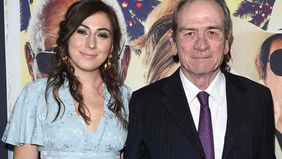 Penyebab pasti kematian putri aktor Tommy Lee Jones, Victoria, yang ditemukan meninggal di sebuah hotel di San Francisco, Amerika Serikat, hingga kini belum diumumkan secara resmi. 