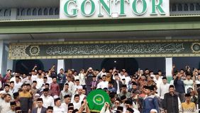 Ribuan pelayat menshalatkan jenazah pimpinan Pondok Pesantren Modern Darussalam Gontor (PMDG) KH Amal Fathullah Zarkasyi di Masjid Jami&rsquo; PMDG Kampus Pusat, Kabupaten Ponorogo, Jawa Timur, Minggu, 5 Januari 2026, pagi.