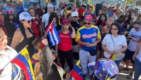 Warga Venezuela yang tersebar di sejumlah negara menunjukkan respons yang berlawanan, mulai dari kecaman hingga dukungan, menyusul operasi militer Amerika Serikat (AS) yang menangkap Presiden Venezuela Nicolas Maduro.