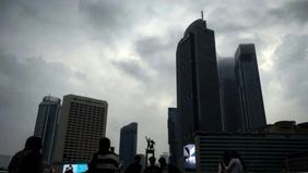 Badan Meteorologi, Klimatologi, dan Geofisika (BMKG) memprakirakan kondisi cuaca di wilayah Jakarta didominasi awan tebal sejak Minggu pagi hingga siang hari, Minggu, 4 Januari 2026.