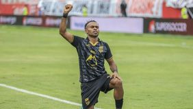 Malut United tampil impresif dengan membobol gawang PSBS Biak enam kali dan menang telak 6-2 dalam lanjutan kompetisi Super League 2025/2026 di Stadion Gelora Kie Raha, Ternate, Minggu, 4 Januari 2026.