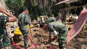 Proses pembersihan sekolah-sekolah terdampak bencana di Kabupaten Pidie Jaya, Aceh Utara, hingga Aceh Tamiang dikebut jelang semester baru yang akan dimulai pada 5 Januari 2026. Personel TNI AD terus bergerak ke berbagai titik.