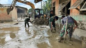 Ratusan Prajurit TNI AD Membersihkan SD Negeri 04 Kuala Simpang.
