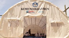 Sekitar 80 siswa Sekolah Menengah Atas (SMA) Negeri 12 Kota Padang, Sumatera Barat (Sumbar), terpaksa mengikuti kegiatan belajar mengajar di tenda darurat yang disediakan Kementerian Pendidikan Dasar dan Menengah (Kemendikdasmen) setelah banjir banda
