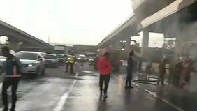 Petugas operasional Layanan Pelanggan Bergerak atau Mobile Customer Service (MCS) PT Jasamarga Transjawa Tol (JTT) bergerak cepat melakukan penanganan dan evakuasi menyusul insiden kebakaran sebuah bus di ruas Tol Jakarta&ndash;Cikampek setelah menerima la